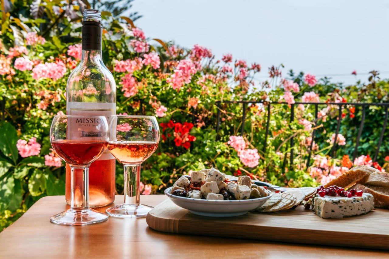 Sunshine Cottage By The Sea - Stay Waiheke Onetangi ภายนอก รูปภาพ